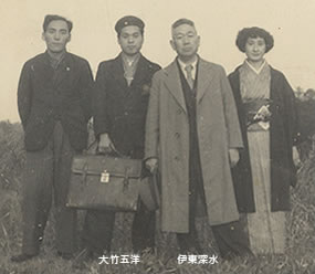 修行時代、師・伊東深水とともに。当時、大竹五洋は師の制作のほとんどに助手として携わっていた。